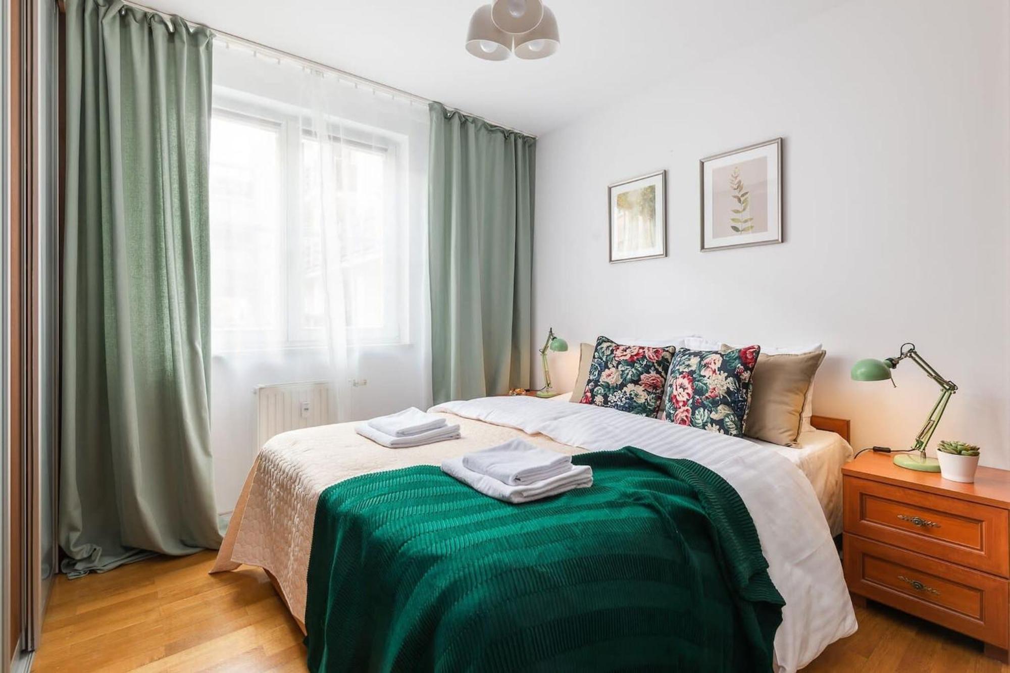 Elektoralna 12A - Colorful Apartment With Balcony By Noclegi Renters Варшава Екстериор снимка